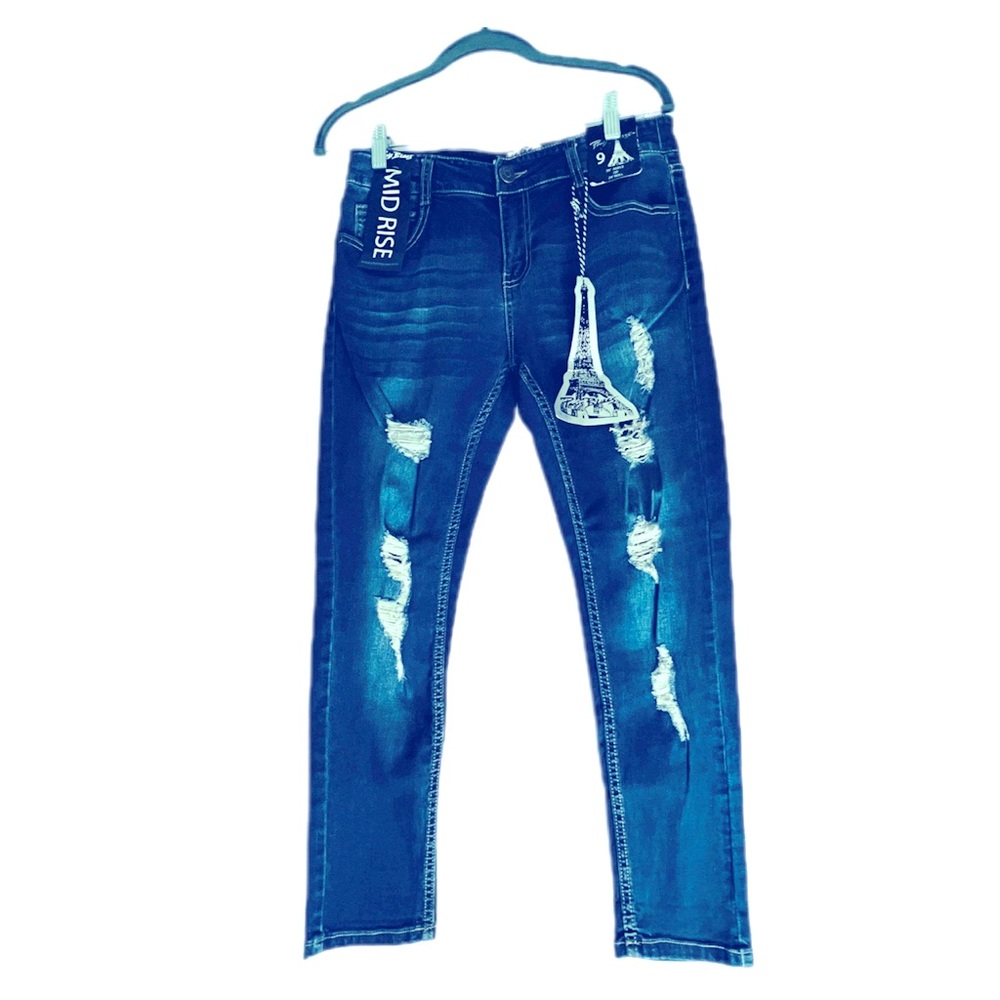 $$SOLD$$ Women’s midrise frayed torn skinny jeans size 9 NWT